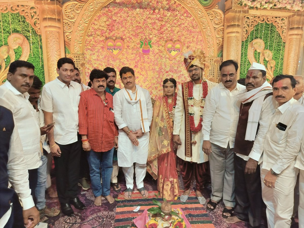 SanketRModi's tweet photo. राज्याचे माजी मंत्री धनंजय मुंडे साहेब यांच्या समवेत साधना मंगल कार्यालय अंबाजोगाई येथे मुंडे व नागरगोजे परिवारातील संपन्न झालेल्या विवाह सोहळ्यास उपस्थित होतो.
@dhananjay_munde https://t.co/JmyzPFAxaF