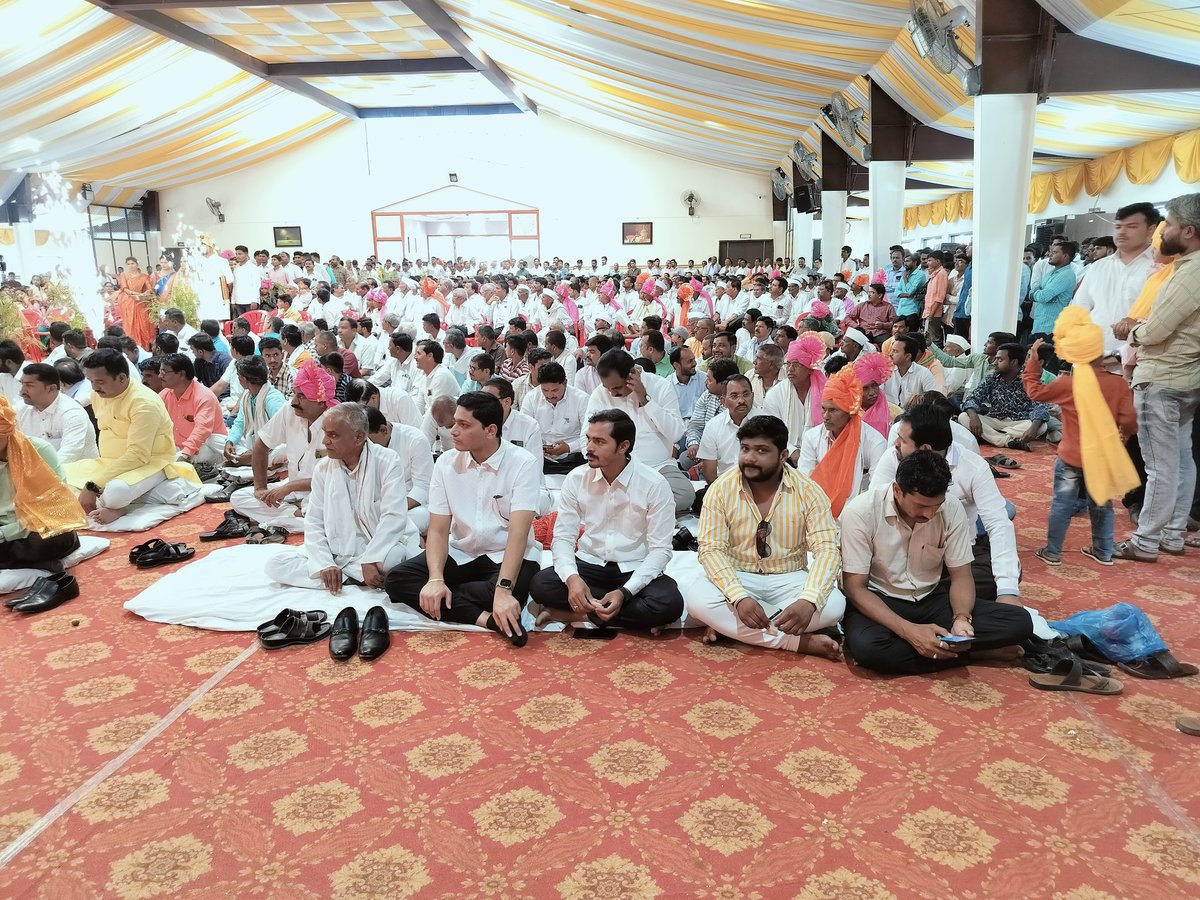 SanketRModi's tweet photo. राज्याचे माजी मंत्री धनंजय मुंडे साहेब यांच्या समवेत साधना मंगल कार्यालय अंबाजोगाई येथे मुंडे व नागरगोजे परिवारातील संपन्न झालेल्या विवाह सोहळ्यास उपस्थित होतो.
@dhananjay_munde https://t.co/JmyzPFAxaF