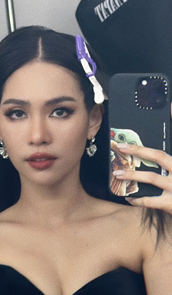 BachataJam's tweet photo. Jam accompanied @BintSireethorn when she is doing her hair. Her Baby Yoda is always by her side.
JamFilm also looks very good today.
Success in both love and career, congrats to Jam 🥰
#JamFilm
#JamBint
#พิษสวาทเดอะมิวสิคัล https://t.co/Zaq6sT4y6m