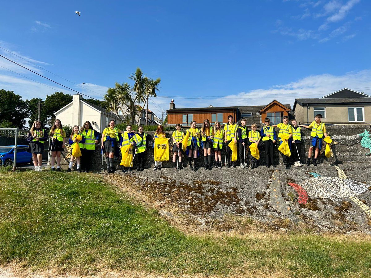 MillislePS's tweet photo. Our P7s have been busy this morning looking after our @isupportlhlh #adoptaspot down at Millisle Lagoon, the capital of paddleboarding in North Down! 
#beachclean #keepNIbeautiful #paddleboarding https://t.co/qww8hDGNzJ