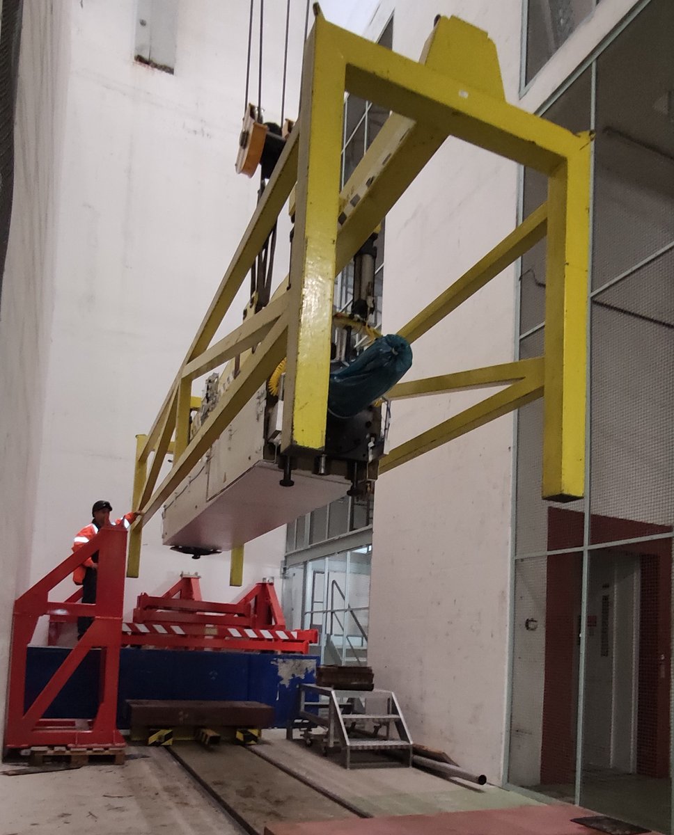 This photo shows the descent of CEDAR-H into the NA62 experimental cavern, taken in February this year. The NA62 cavern is about 15 meters below ground.
