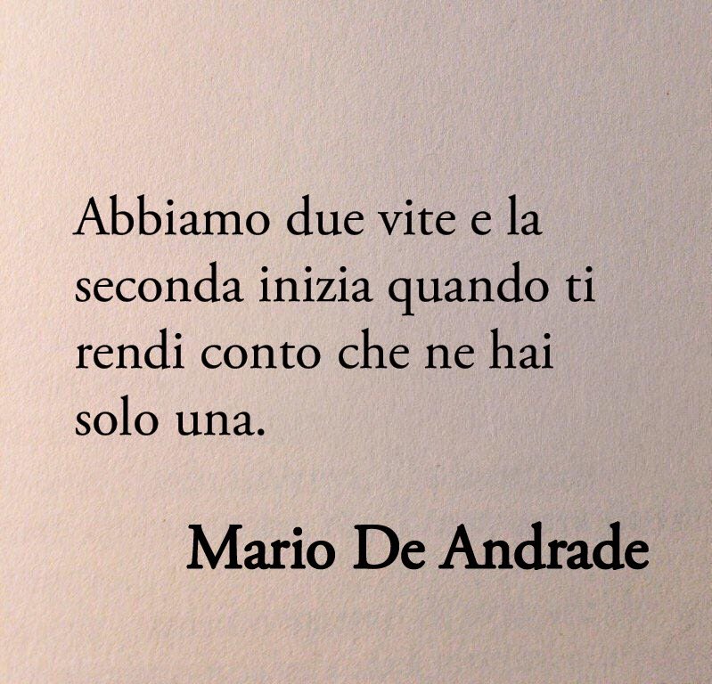 Poesiaitalia's tweet photo. Ho contato i miei anni e ho scoperto che ho meno tempo per vivere da qui in poi rispetto a quello che ho vissuto fino ad ora. Mi sento come quel bambino che ha vinto un pacchetto di dolci: i primi li ha mangiati con piacere, ma quando ha compreso che ne erano rimasti pochi ha cominciato a gustarli intensamente. Non ho più tempo per riunioni interminabili dove vengono discussi statuti, regole, procedure e regolamenti interni, sapendo che nulla sarà raggiunto.

Non ho più tempo per sostenere le persone assurde che, nonostante la loro età cronologica, non sono cresciute. Il mio tempo è troppo breve: voglio l'essenza, la mia anima ha fretta. Non ho più molti dolci nel pacchetto. Voglio vivere accanto a persone umane, molto umane, che sappiano ridere dei propri errori e che non siano gonfiate dai propri trionfi e che si assumano le proprie responsabilità. Così si difende la dignità umana e si va verso della verità e onestà. È l'essenziale che fa valer la pena di vivere.

Voglio circondarmi da persone che sanno come toccare i cuori, di persone a cui i duri colpi della vita hanno insegnato a crescere con tocchi soavi dell'anima. Sì, sono di fretta, ho fretta di vivere con l'intensità che solo la maturità sa dare. Non intendo sprecare nessuno dei dolci rimasti. Sono sicuro che saranno squisiti, molto più di quelli mangiati finora. Il mio obiettivo è quello di raggiungere la fine soddisfatto e in pace con i miei cari e la mia coscienza. Abbiamo due vite e la seconda inizia quando ti rendi conto che ne hai solo una.

La mia anima ha fretta, Mario de Andrade.