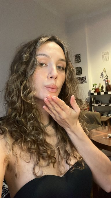 Can I borrow a kiss? I promise I&rsquo;ll give it back 😜 https://t.co/aIexHnbk3g https://t.co/75gKhb2o4K<a href="/tag/photooftheday"class="tags"><span>#photooftheday</span></a><a href="/tag/sunnyday"class="tags"><span>#sunnyday</span></a><a href="/tag/beauty"class="tags"><span>#beauty</span></a><a href="/tag/dressup"class="tags"><span>#dressup</span></a><a href="/tag/br"class="tags"><span>#br</span></a>