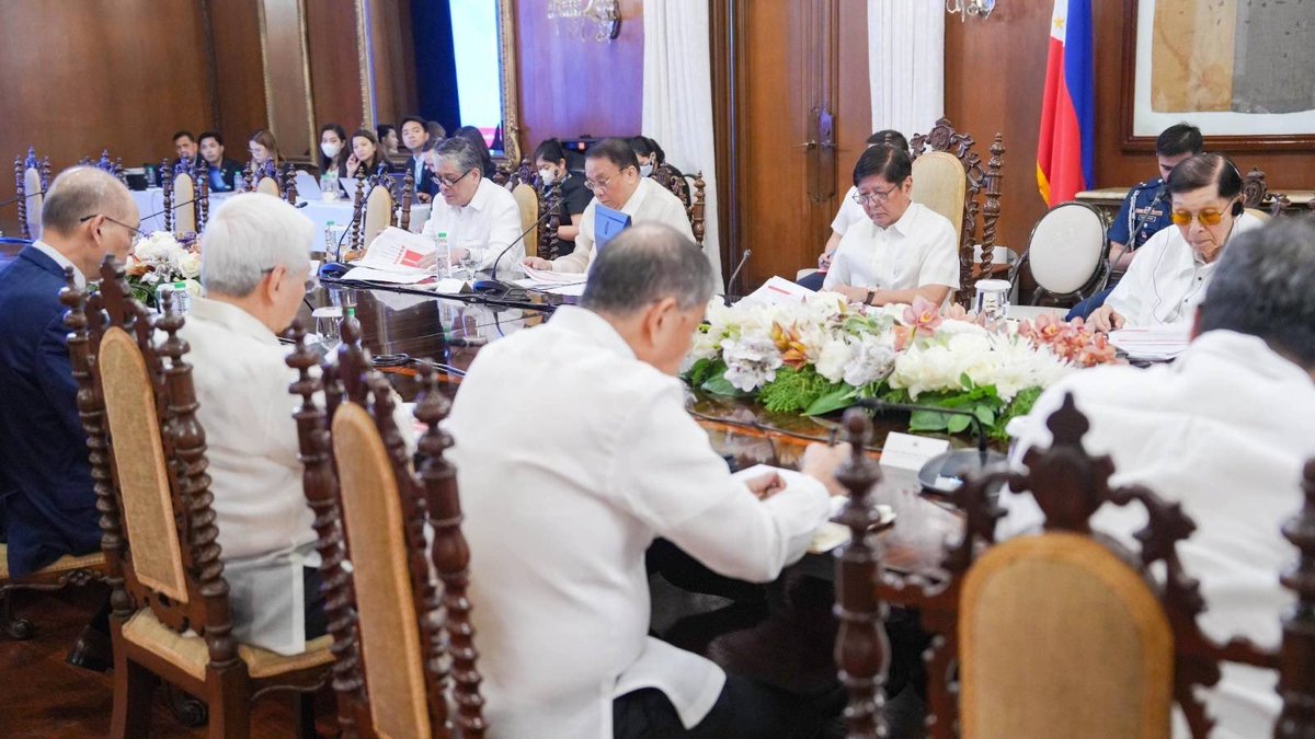 Sa pag-apruba natin sa Walang Gutom 2027 o Food Stamp Program sa miting kasama ang <a href="/dswdserves/">@dswdserves</a> at <a href="/DOHgovph/">Department of Health Philippines</a> binibigyang-solusyon natin ang ilan sa mga problema gaya ng kagutuman, malnutrisyon at stunting na kinakaharap ng mga maralitang Pilipino, partikular ang single parents,