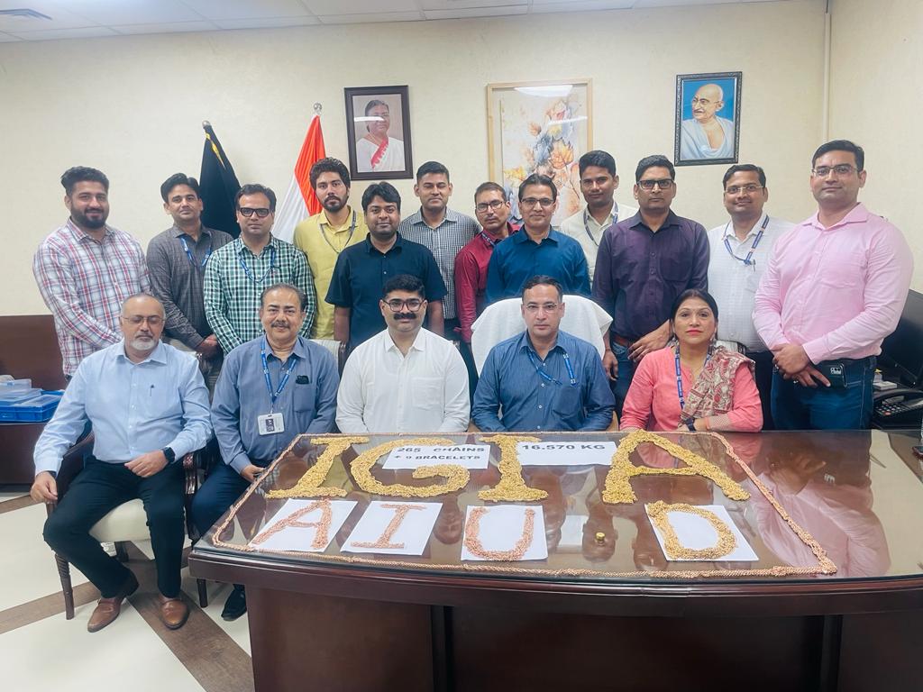 On the basis of specific input, AirCustoms@IGIA has seized 16. 570 kgs gold valued at Rs. 8.16 Cr approx. from an Uzbeki pax who arrived from Tashkent.  Further investigations are going on.