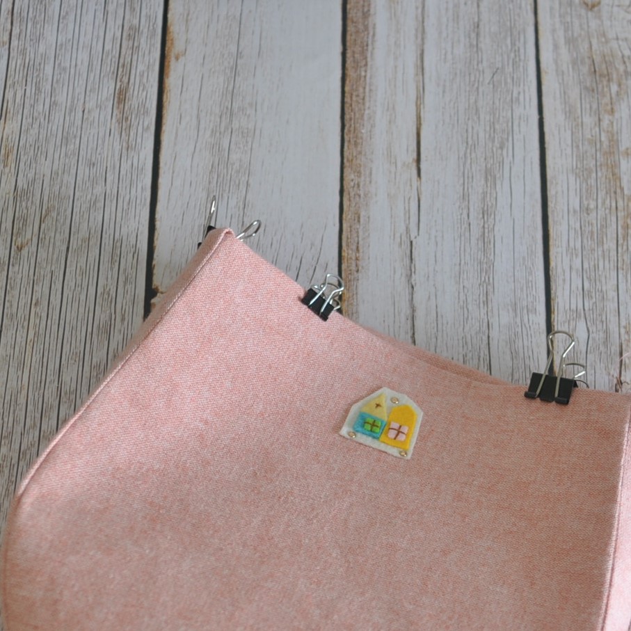 akubi888's tweet image. 今日はこここまでね🐘
一番大変な所はクリア出来た😃
今回は、裏側に鋲で自己主張を少々。。。。👩‍🌾

後は　中袋作って、マグネット付けて、外ポケットはボタン止めにして、　おっと、取っ手も付けて
なんやかんや　で
ここからが、長い👩‍🌾

＃Felt　＃offcuts