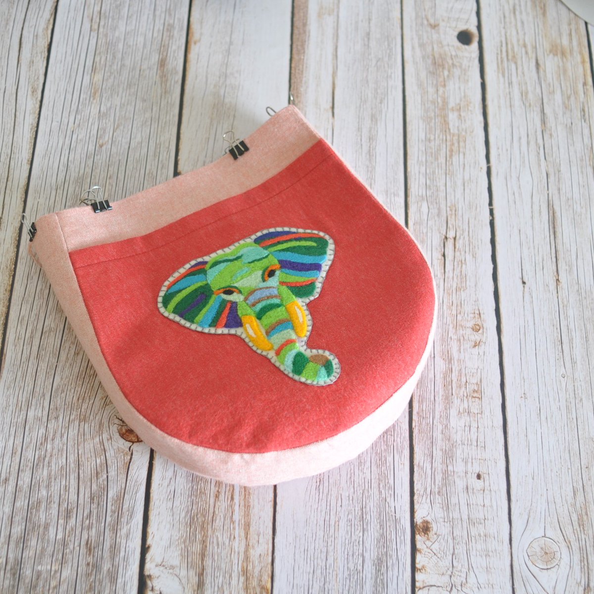 akubi888's tweet image. 今日はこここまでね🐘
一番大変な所はクリア出来た😃
今回は、裏側に鋲で自己主張を少々。。。。👩‍🌾

後は　中袋作って、マグネット付けて、外ポケットはボタン止めにして、　おっと、取っ手も付けて
なんやかんや　で
ここからが、長い👩‍🌾

＃Felt　＃offcuts