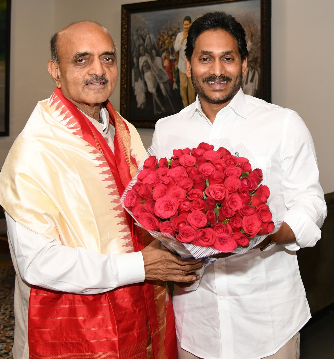 సీఎం నివాసంలో ముఖ్యమంత్రి శ్రీ వైఎస్‌ జగన్‌ను కలిసిన కేంద్ర ఆర్ధిక శాఖ సహాయ మంత్రి డాక్టర్‌ భగవత్‌ కిషన్‌రావు కరాడ్‌

కేంద్రమంత్రిని సన్మానించిన ముఖ్యమంత్రి శ్రీ వైఎస్‌ జగన్