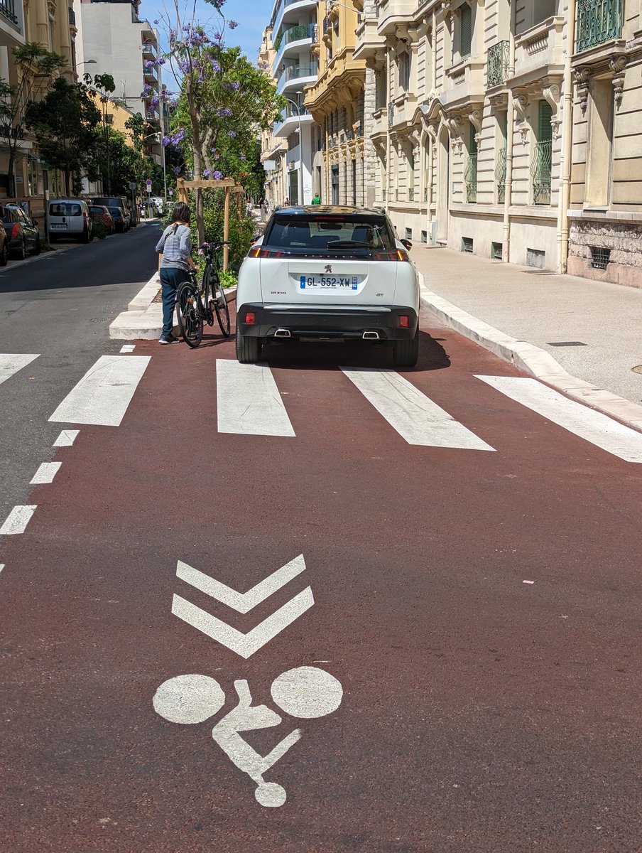 'L'hôtel n'a pas de garage.' dit le touriste qui s'est garé sur la nouvelle piste cyclable de Rue de la Bouffe.

#NiceVilleLaxiste
#MonÉtéÀNice

Pistes cyclables toujours squattées à #Nice06 avec la complaisance de @MetropoleNCA @VilledeNice @PMdeNice @GaelNofri @RichardChemla