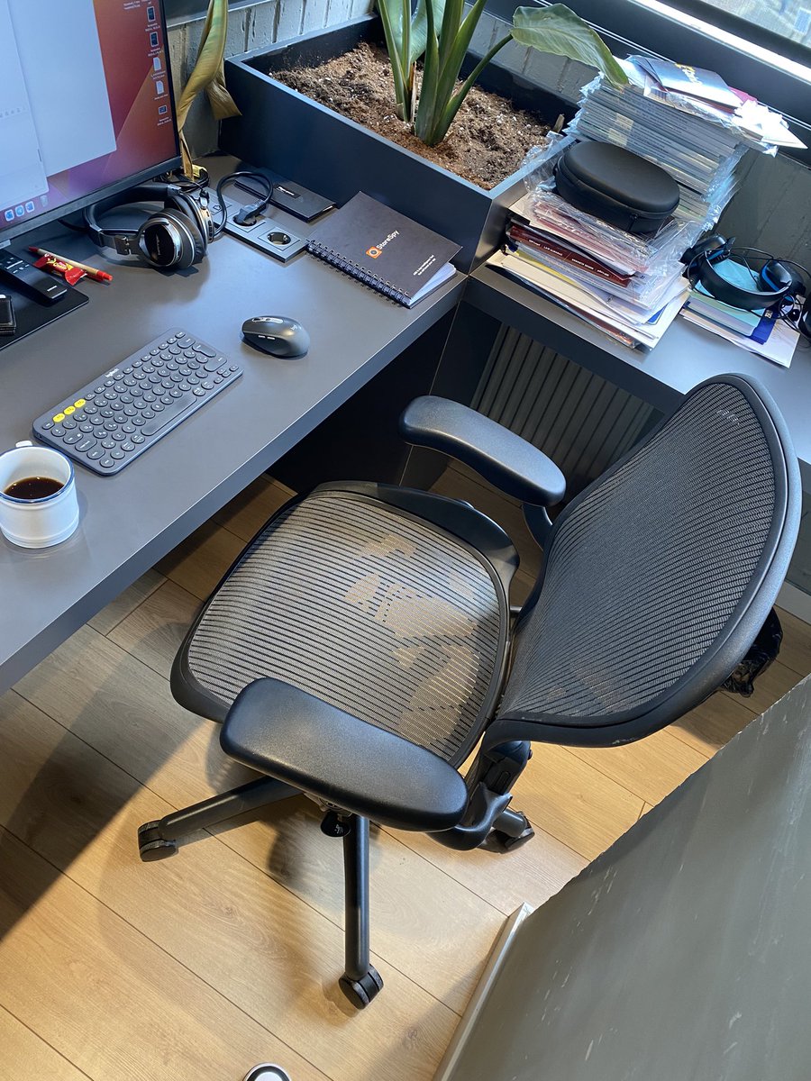 Herman Miller’ı çok övdünüz, ben de deneyeyim dedim. Bu çok başka bir konfor seviyesiymiş, eve gidince game koltuğumu yakıcam. Bundan sonra ofisten devam :D