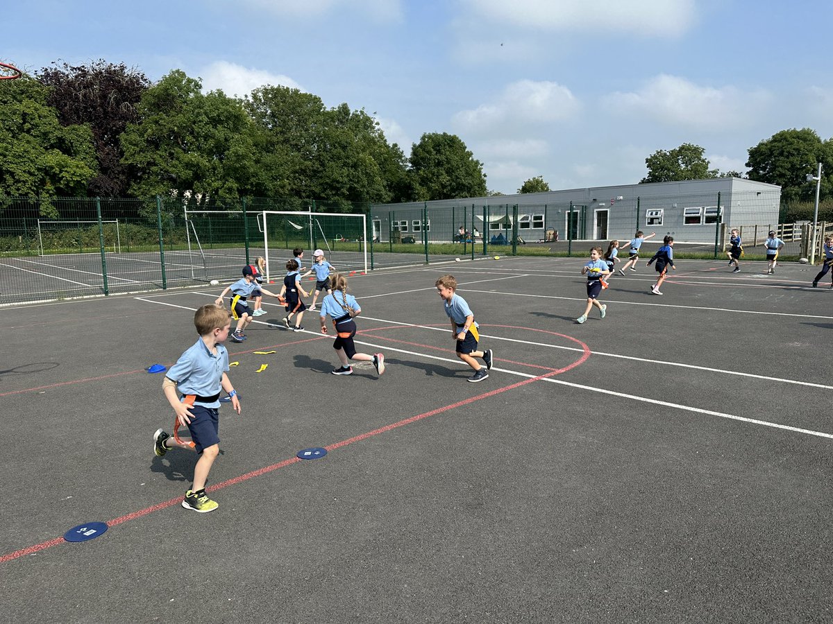 devlins48's tweet image. Happy to be a part of @ActiveFlag Week @ChurchHillNS today helping 190 pupils keep active &amp;amp; have Rugby Fun @LeinsterBranch @KilkennyRFC @KilkennySport @KKPeopleSport @kclr96fm @CRKC1 #fromthegroundup #activefun 👏😀🏉🇮🇪