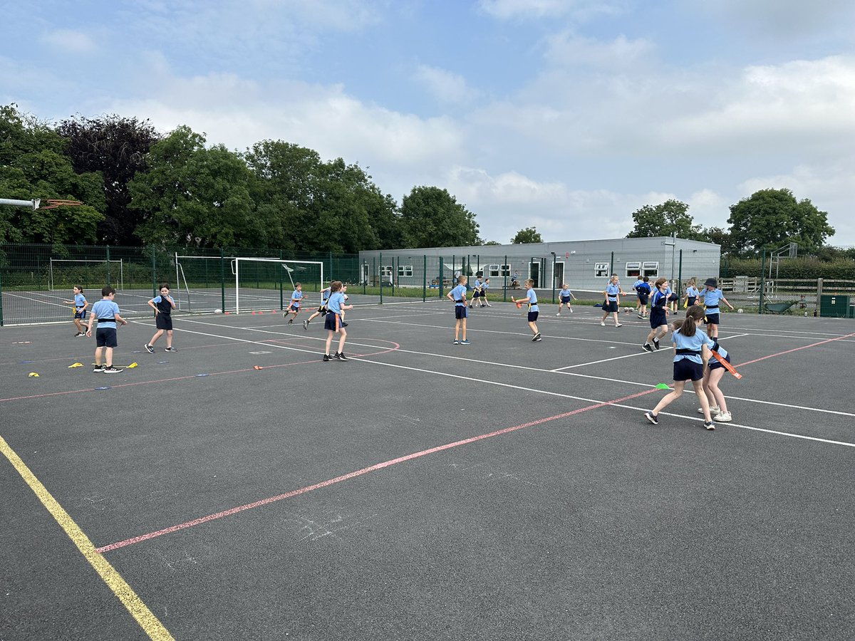 devlins48's tweet image. Happy to be a part of @ActiveFlag Week @ChurchHillNS today helping 190 pupils keep active &amp;amp; have Rugby Fun @LeinsterBranch @KilkennyRFC @KilkennySport @KKPeopleSport @kclr96fm @CRKC1 #fromthegroundup #activefun 👏😀🏉🇮🇪