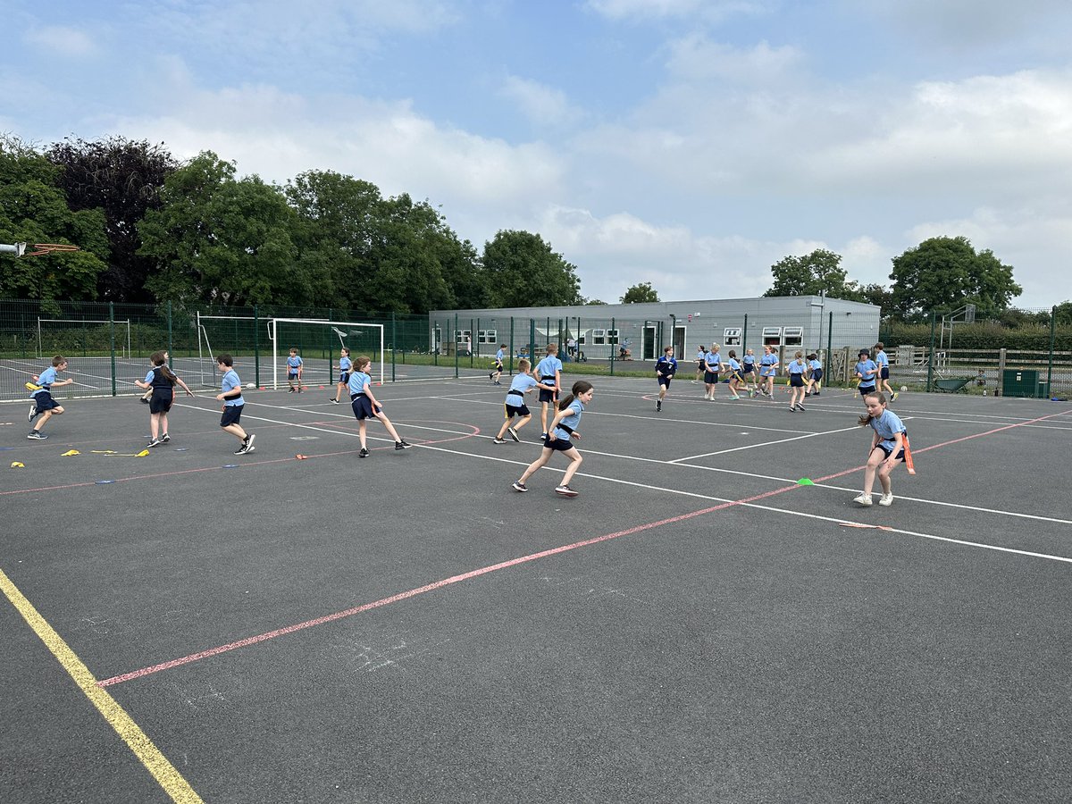 devlins48's tweet image. Happy to be a part of @ActiveFlag Week @ChurchHillNS today helping 190 pupils keep active &amp;amp; have Rugby Fun @LeinsterBranch @KilkennyRFC @KilkennySport @KKPeopleSport @kclr96fm @CRKC1 #fromthegroundup #activefun 👏😀🏉🇮🇪