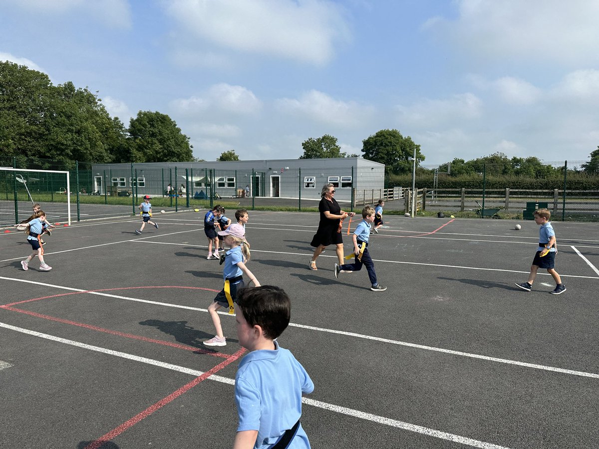devlins48's tweet image. Happy to be a part of @ActiveFlag Week @ChurchHillNS today helping 190 pupils keep active &amp;amp; have Rugby Fun @LeinsterBranch @KilkennyRFC @KilkennySport @KKPeopleSport @kclr96fm @CRKC1 #fromthegroundup #activefun 👏😀🏉🇮🇪