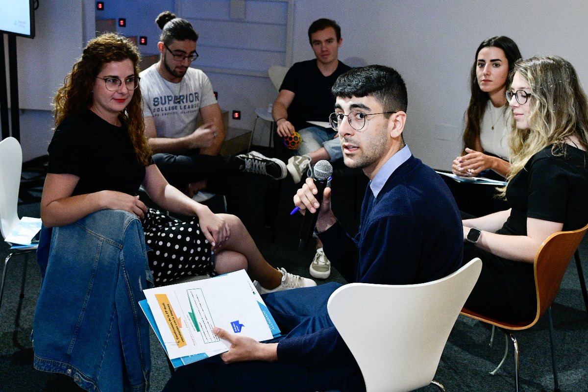 Alianzafpdual's tweet photo. A través del taller profundizamos aún más en la visión de los jóvenes como clave para la mejora del modelo 🏅 Los chicos y chicas se han dividido en seis grupos para realizar el cuestionario del estudio y debatir acerca de sus historias en la #FPdual 🫂 https://t.co/o2KvK6NisQ