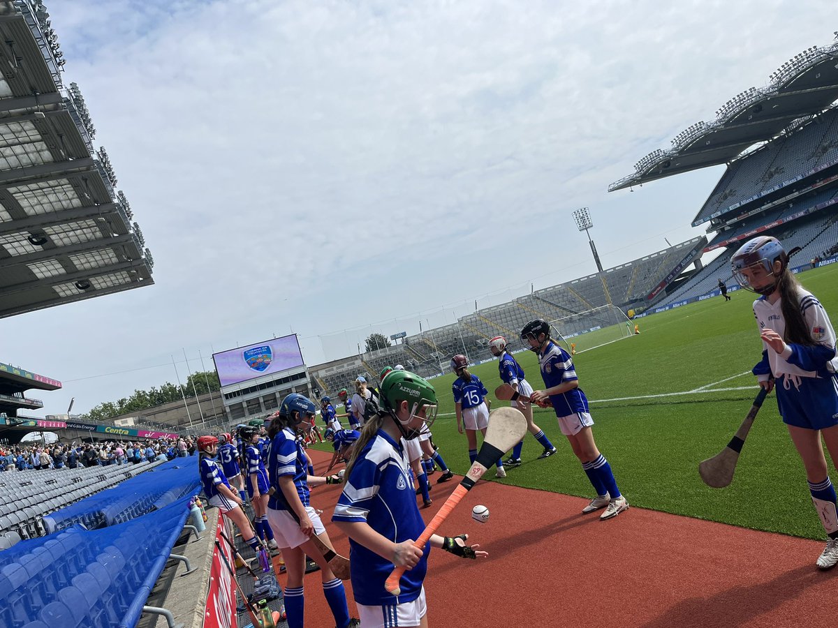 @CnmbDublin Camogie Finals under way here in Croke Park. Gaelscoil Thaobh na Coille vs Divine Word. More than half the girls all player for @NaomhOlaf #Camogie