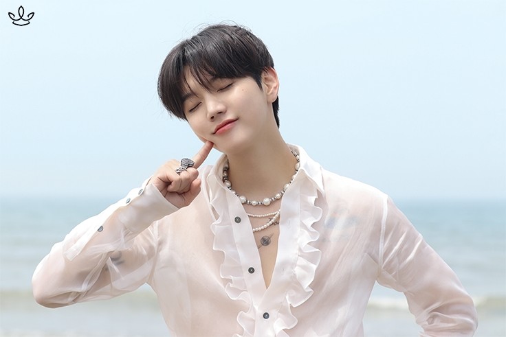R_CHDRHD_'s tweet photo. #렌_Ready_to_Move_6PM 
🐰🎙🎶💎✨
#렌 #ren #최민기_컴백
https://t.co/VRsnXjoqTx https://t.co/ubpyqgpOr1