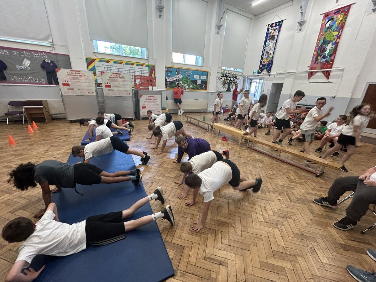 Mr Llwyd tweet media