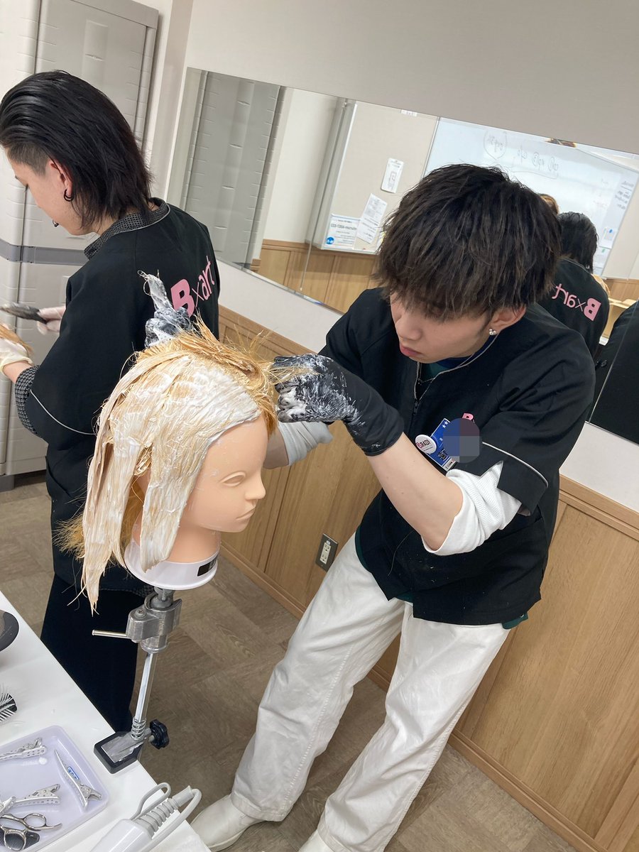 sapporobart's tweet photo. 美容科2年生
スタイリストコース
ヘアカラー授業👀✨さらに専門的な
授業を学んでいくよッ🤩✨
#bart
#美容師 #美容科 #スタイリスト
#札幌美容 #ヘアカラー #授業 https://t.co/fAxDnVhJxw
