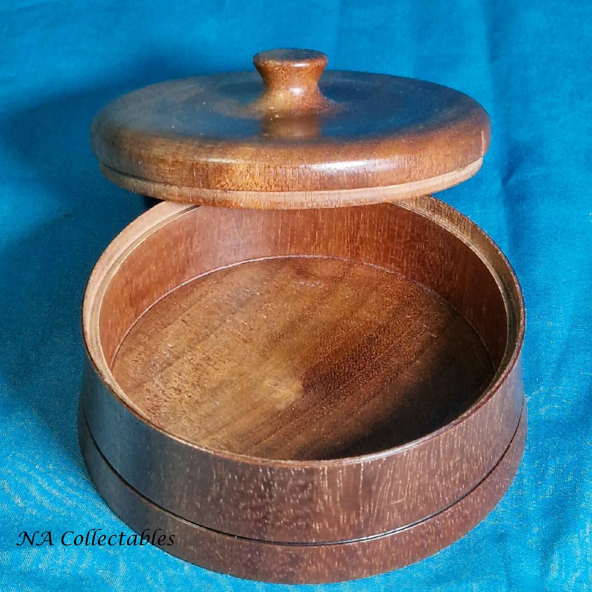 nacollectables's tweet image. Next up a lovely little bit of turned wood ... a lidded pin box, perfect for sewing pins.
etsy.me/43BlLLc
@EverRotating #vintageshowandsell #turnedwood #pinbox #trinketbox #vintagewood #woodworking #vintagehome #retrohome #reusevintage #sewing