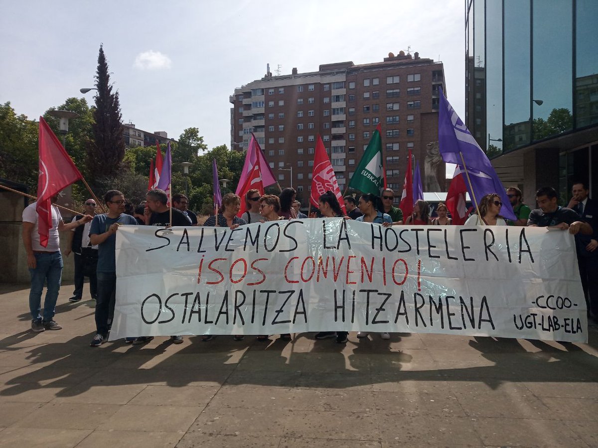 LABnafarroa's tweet image. Ostalaritzak borrokan jarraitzen du. Gaur Iruña Park hotelaren aitzinean egin dute elkarretaratzea.

Próximas citas:
· 15 jun, 18:30, mani en Tudela (Santamaría)
· 22 jun, 11:00, concentra frente al Café Iruña
· 1 y 7 jul, HUELGA / GREBA

#OstalaritzaBorrokan
#GoraLangileBorroka