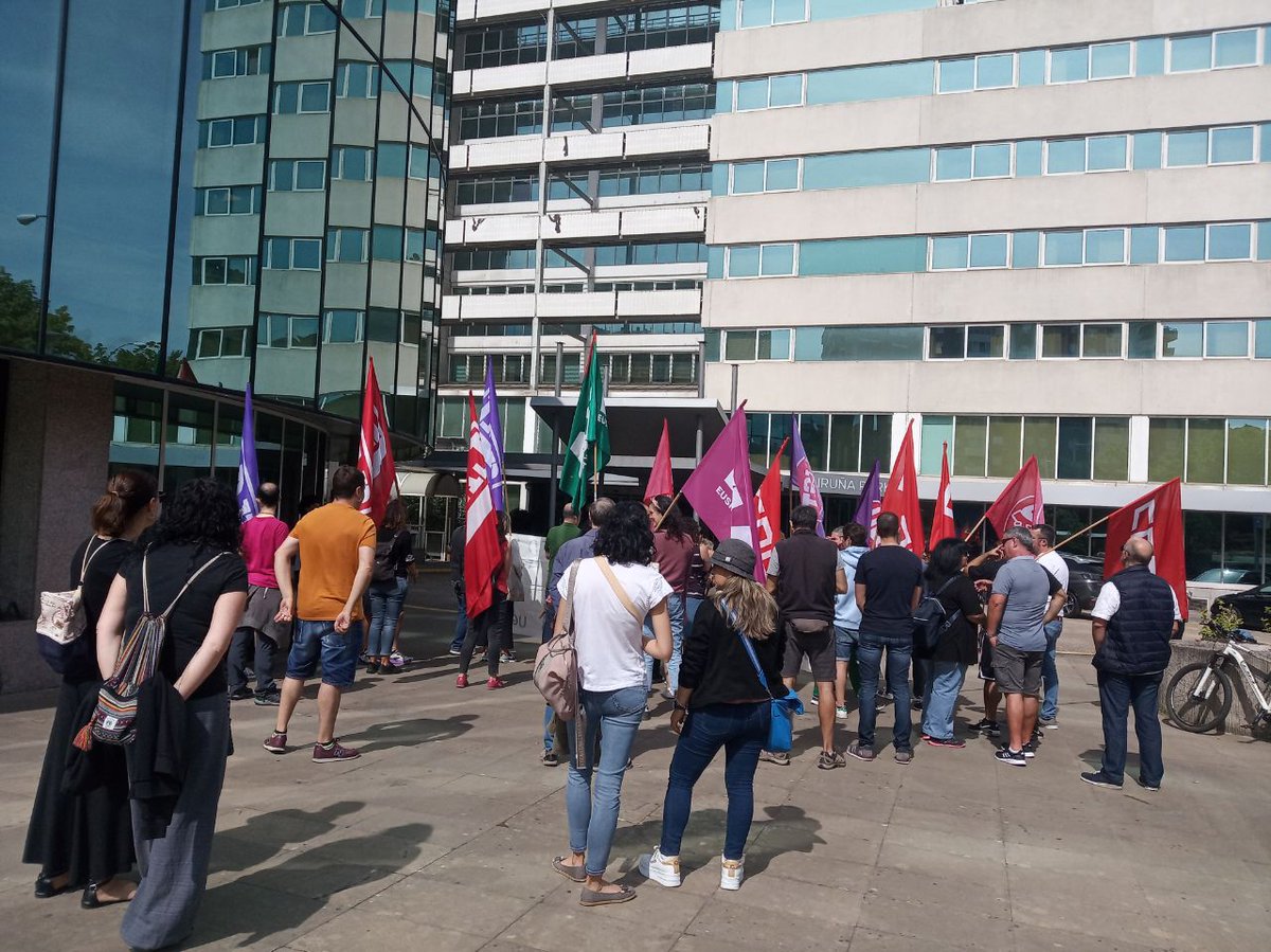 LABnafarroa's tweet image. Ostalaritzak borrokan jarraitzen du. Gaur Iruña Park hotelaren aitzinean egin dute elkarretaratzea.

Próximas citas:
· 15 jun, 18:30, mani en Tudela (Santamaría)
· 22 jun, 11:00, concentra frente al Café Iruña
· 1 y 7 jul, HUELGA / GREBA

#OstalaritzaBorrokan
#GoraLangileBorroka