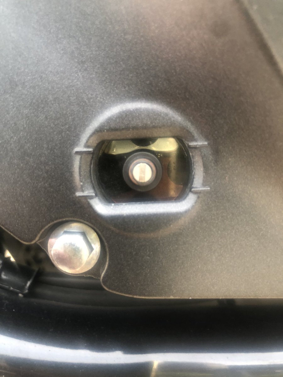 sc54_cb1300sf25's tweet image. 梅雨の晴れ間🌤️に
愛車のオイル交換できた♪

■備忘録
2023.6.13.オイル交換
走行距離 46,674km
ドレンボルト交換
▶︎92800-14000
エレメント交換なし
#cb1300sf  #sc54