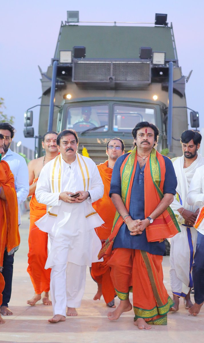 JanaSenaParty's tweet photo. కదం తొక్కుతూ పదం పాడుతూ కదన రంగంలోకి వారాహి రధం.

వారాహికి శాస్త్రోక్తంగా పూజలు

Link: https://t.co/7zeLz9rwQ2

#VarahiYatraBeginsTomorrow https://t.co/RVVUCUvGM1