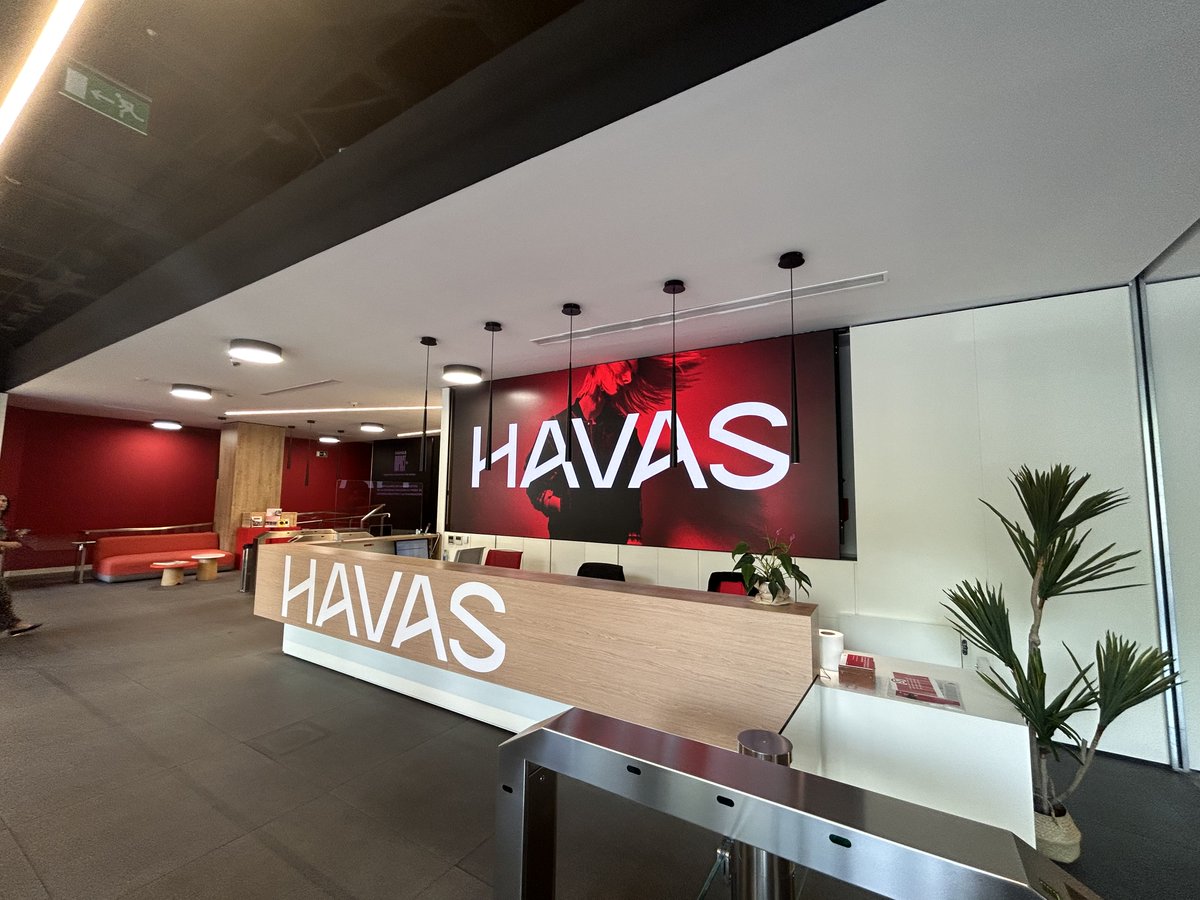 Havas_ES's tweet photo. Así mostramos desde #HavasVillageMadrid la nueva identidad visual de @Havas 
#OneHavas #Reveal #MeaningfulDifference @vivendi @ConranDesign https://t.co/NM1SXJgHoR