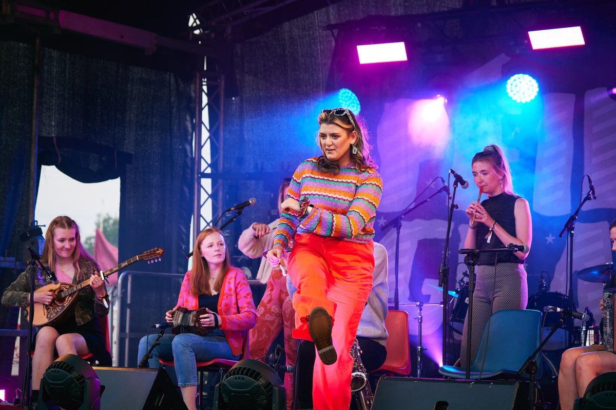 Féile na Gealaí 2023🌙
Ba mhaith le meitheal na féile ár mbuíochas a ghabháil le achan duine a bhí linn,na ceoltóirí &amp; ealaíontóirí,ár maoinitheoirí &amp; achan duine a chuidigh linn Féile na Gealaí a reáchtáil i mbliana
Dorn san aer do na Gaeil. ✊
📸 <a href="/Cathalmacan/">Cathal MacanBheatha</a> Albam iomlán ar FB