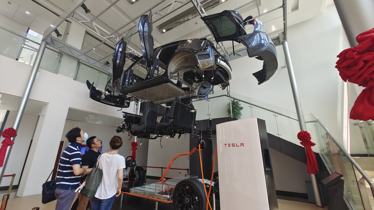 Tesla_Asia's tweet photo. We collaborated with Shanghai University of Electric Power Lingang campus and brought a Model Y 3D deconstruction teaching platform to the classroom for the first time🏫

This teaching platform helps students better explore the complex internal structure of Tesla vehicles🔍 https://t.co/5sJ4UeKHYy