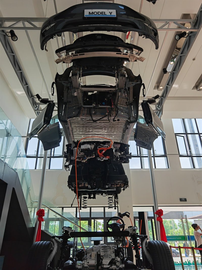 Tesla_Asia's tweet photo. We collaborated with Shanghai University of Electric Power Lingang campus and brought a Model Y 3D deconstruction teaching platform to the classroom for the first time🏫

This teaching platform helps students better explore the complex internal structure of Tesla vehicles🔍 https://t.co/5sJ4UeKHYy