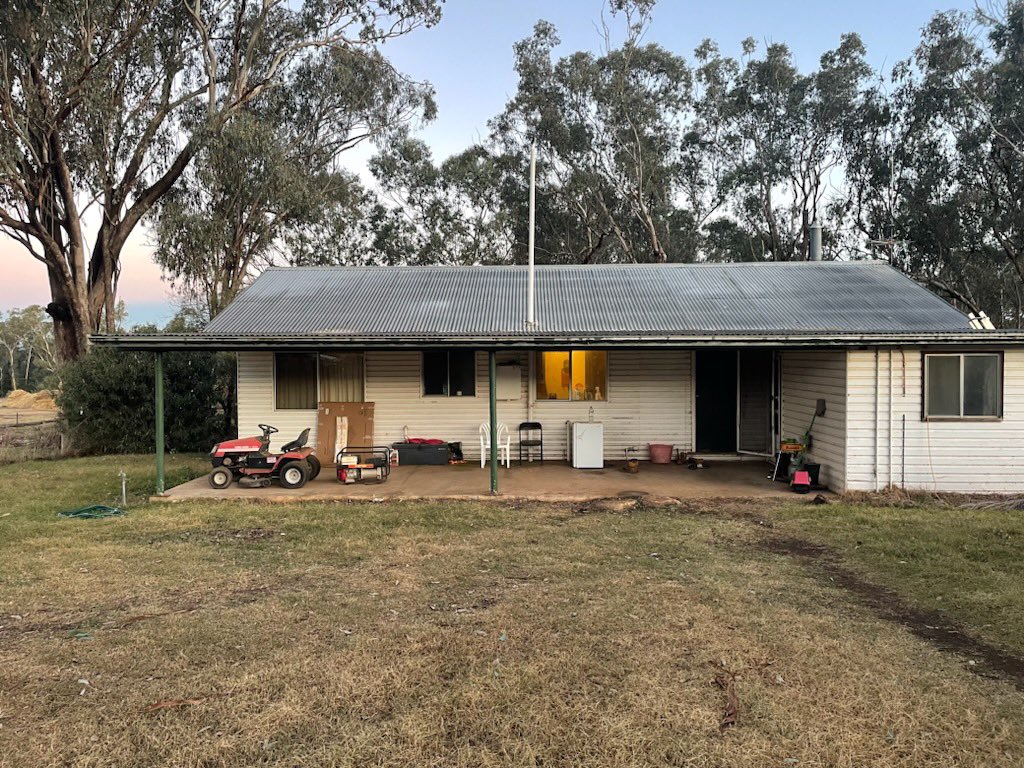 mazzonigaston1's tweet photo. Conseguí trabajo con Octavio en una farm y nos dimos cuenta que es igual a la casa de Cletus JAJAJAJAJA https://t.co/31S23XMnOF