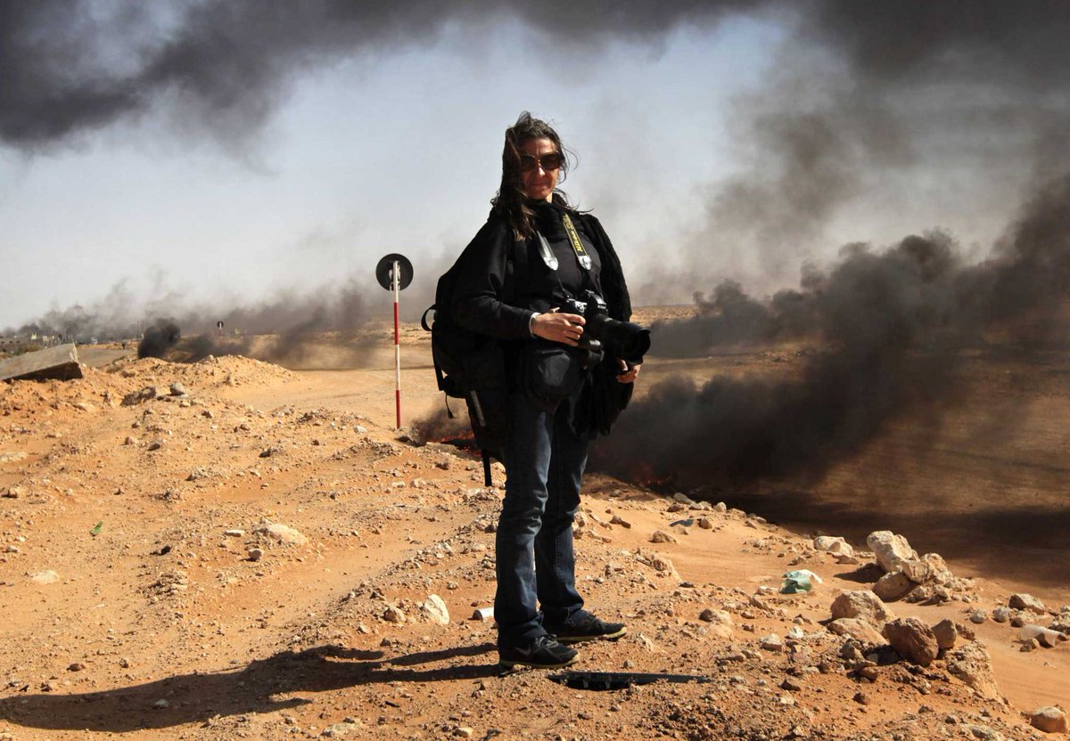 #PHOTOJOURNALISMCHAT Photojournalist Lynsey Addario <a href="/lynseyaddario/">lynsey addario</a> “I want my photographs to convey the reality” Read the full interview here: photojournalismnews.medium.com/i-want-my-phot… #photojournalism #photography #journalism