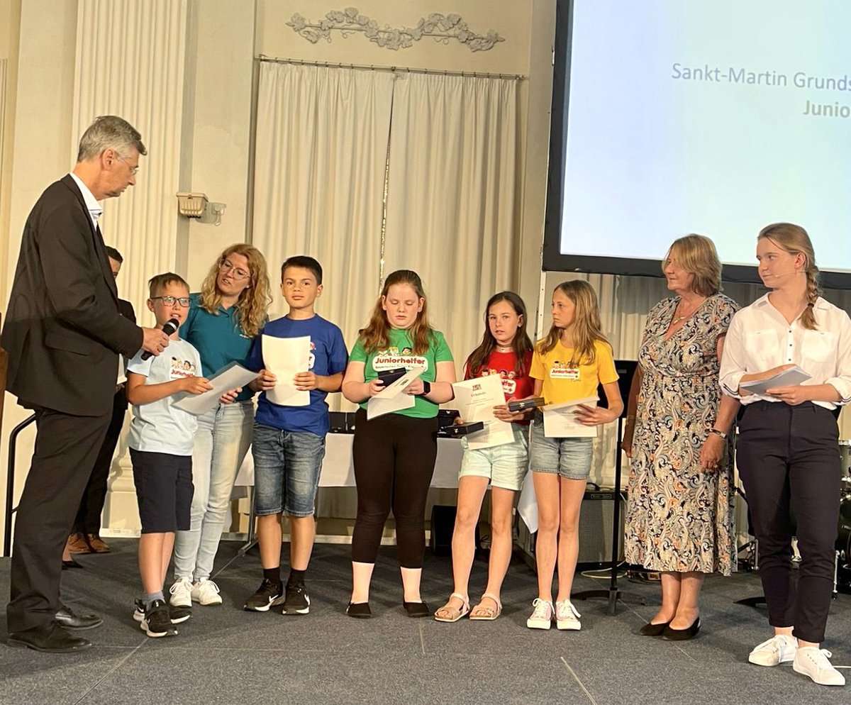 Große Ehre für unsere #juniorhelfer, die bei Festakt durch Minister <a href="/MichaelPiazolo/">Michael Piazolo</a> in #münchen ausgezeichnet wurden, stellv. für unzählige Schüler/-innen, die sich an ihren #grundschule|n in #bayern für Sicherheit &amp; #ErsteHilfe einsetzen ✌🏻 

// #drk #RotesKreuz <a href="/KM_Bayern/">Kultusministerium Bayern</a>