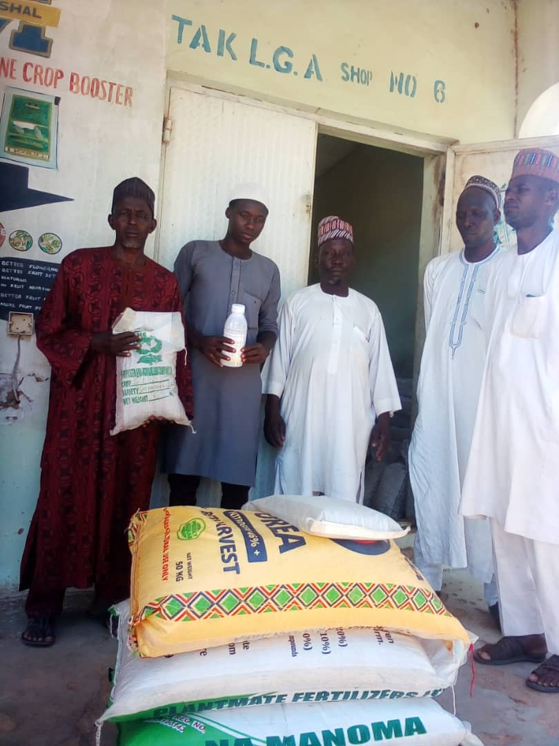 NigeriaSasakawa's tweet image. #Farminputs In Takai LGA, our EAs Bayero &amp;amp; Badamasi with CBFs Garba &amp;amp; Bello are supervising the distribution of wet season farm inputs by our seed partner, #Happyseed, on the @KanoPastoral project for the establishment of Community-based seed multiplication plots. F/by #IsDB #LLF