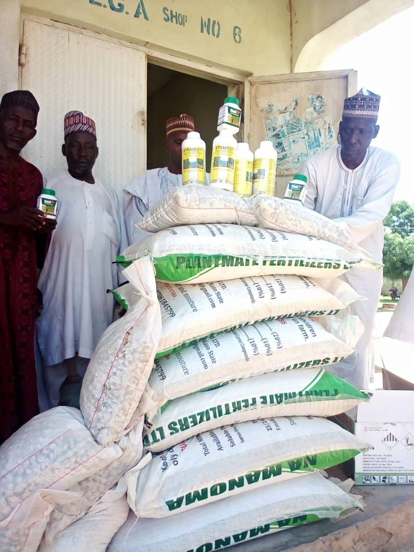 NigeriaSasakawa's tweet image. #Farminputs In Takai LGA, our EAs Bayero &amp;amp; Badamasi with CBFs Garba &amp;amp; Bello are supervising the distribution of wet season farm inputs by our seed partner, #Happyseed, on the @KanoPastoral project for the establishment of Community-based seed multiplication plots. F/by #IsDB #LLF