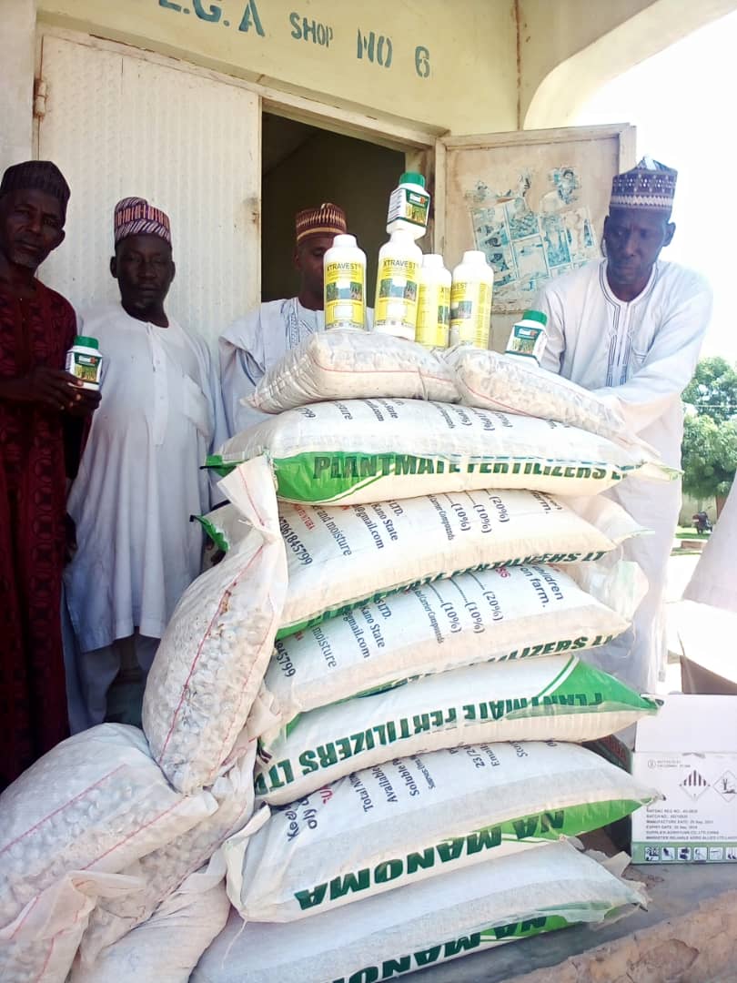 #Farminputs In Takai LGA, our EAs Bayero & Badamasi with CBFs Garba & Bello are supervising the distribution of wet season farm inputs by our seed partner, #Happyseed, on the @KanoPastoral project for the establishment of Community-based seed multiplication plots. F/by #IsDB #LLF