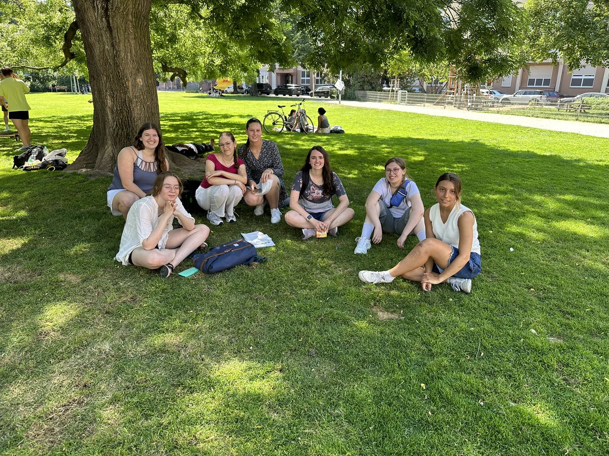 beck_frau's tweet image. First day at school with new friends went well. We capped it off with a scavenger hunt through Mannheim and a little relaxing in the shade. Love watching kids mingle and laugh together! #HHSvisitsKFG #gappexchanges