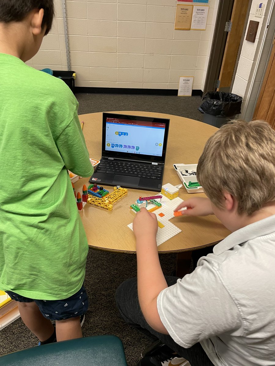 TechCoach513's tweet image. Into week 2 of @SBEPSchools Summer Enrichment Camp - students continue to buzz with excitement 🐝 @LEGO_Education @ClassVR @mergeedu @HamiltonCoESC #HCESCedtech
