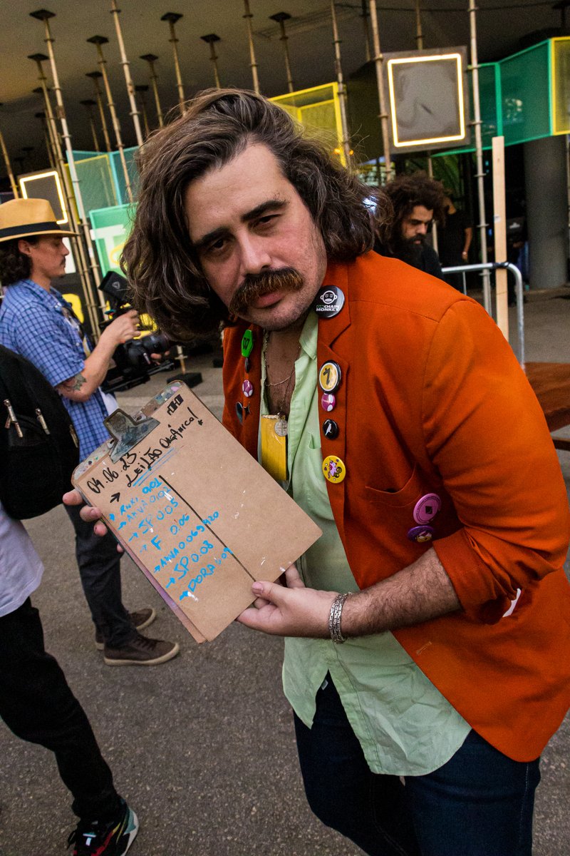 The two legends teamed up for a live painting session at the event's entrance, with a unique twist: a live auction with bids written by hand! 🤯 (2/5)