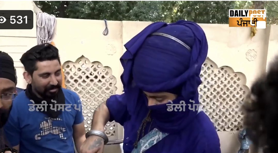 ਅੰਮ੍ਰਿਤਸਰ ਦੇ ਮਾਲ ਰੋਡ ‘ਤੇ ਸ਼ਰਦਾਈ ਤਿਆਰ ਕਰਕੇ ਵੇਚਦੇ ਨਿਹੰਗ ਸਿੰਘ ਉਪਰ ਅੱਜ ਨਗਰ ਨਿਗਮ ਨੇ ਕਾਰਵਾਈ ਕੀਤੀ ਤੇ ਨਿਹੰਗ ਸਿੰਘ ਦੇ ਭਾਂਡੇ
ਤੇ ਟਰਾਲੀ ਜਬਤ ਕਰ ਲਈ। ਦੂਜੇ ਪਾਸੇ ਬਈਏ ਥਾਂ ਥਾਂ ਗੁਰੂ ਨਗਰੀ ਚ ਬੀੜੀ ਤੇ ਤੰਬਾਕੂ ਵੇਚ ਰਹੇ ਹਨ ਤੇ ਉਹਨਾਂ ਨਾਲ ਪ੍ਰਾਹੁਣਿਆਂ ਵਾਲਾ ਵਿਹਾਰ ਕੀਤਾ ਜਾਂਦਾ ਹੈ। ਪੰਜਾਬ ਦੇ ਨੌਜਵਾਨ ਜੇ ਕੋਈ ਉਦਮ ਕਰਦੇ ਹਨ