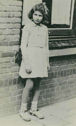 13 July 1933 | Duch Jewish girl, Duifje Gans, was born in Amsterdam.

In September 1944 she was deported to #Auschwitz and murdered in a gas chamber.