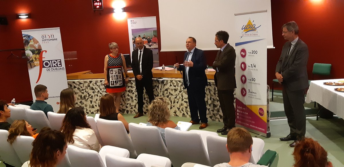 L'académie tiendra un stand à la <a href="/foiredechalons/">Foire de Châlons</a> pour la 2e année consécutive. Ce partenariat s'est concrétisé par la signature d'une convention entre le recteur @OlivierBrandouy et le commissaire général de la foire Bruno Forget.