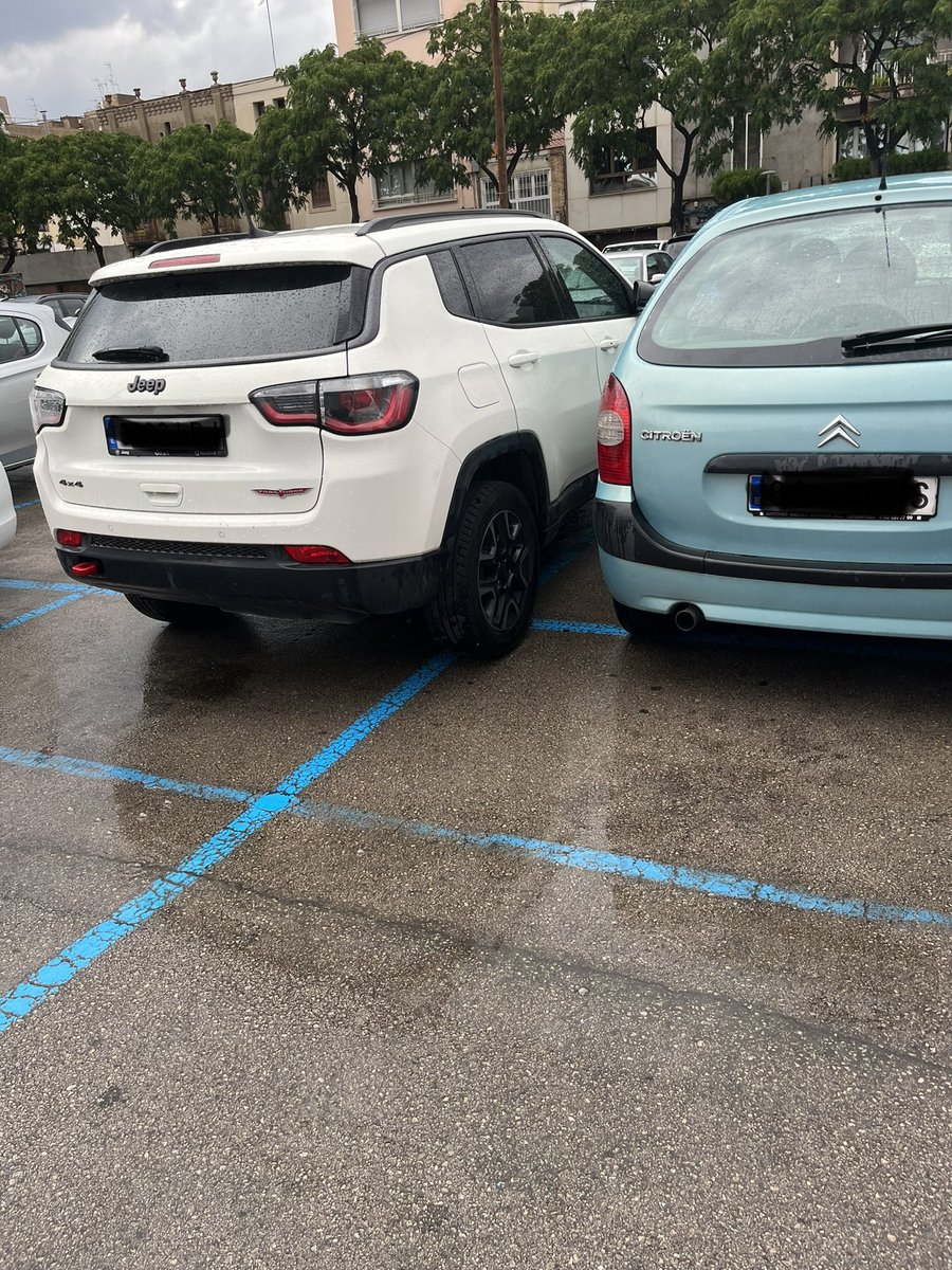 floreta86's tweet photo. @Aj_Sabadell, això és el parking de la creueta dia si i dia també… L’incivisme a Sabadell va en augment i des de l’Ajuntament no es fa res per sancionar aquestes actituds incíviques. No estaria de més que la Policia fes una ronda pel parking, faria l’agost a segons quines hores https://t.co/GKwklxrFix