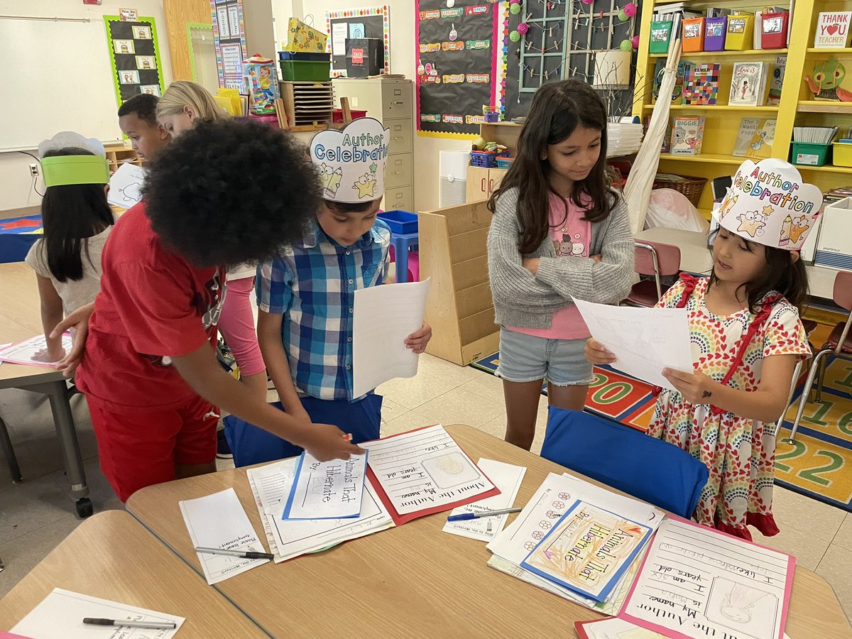 Ms. Ettelt’s class enjoyed an Author’s Celebration ✨showcasing✨ all of their amazing writing pieces to 4th grade buddies and kinder parents. Way to go kindergartners! 🙌👏🎉🏅
👀 out 1st grade, here they come! <a href="/mpettelt/">Mary Ettelt</a> <a href="/Ms_Probasco/">Dana Probasco</a> <a href="/APSLiteracy/">APS Elementary ELA</a> <a href="/MrsPeters_APS/">Claire Peters</a> @Mrs_White_APS