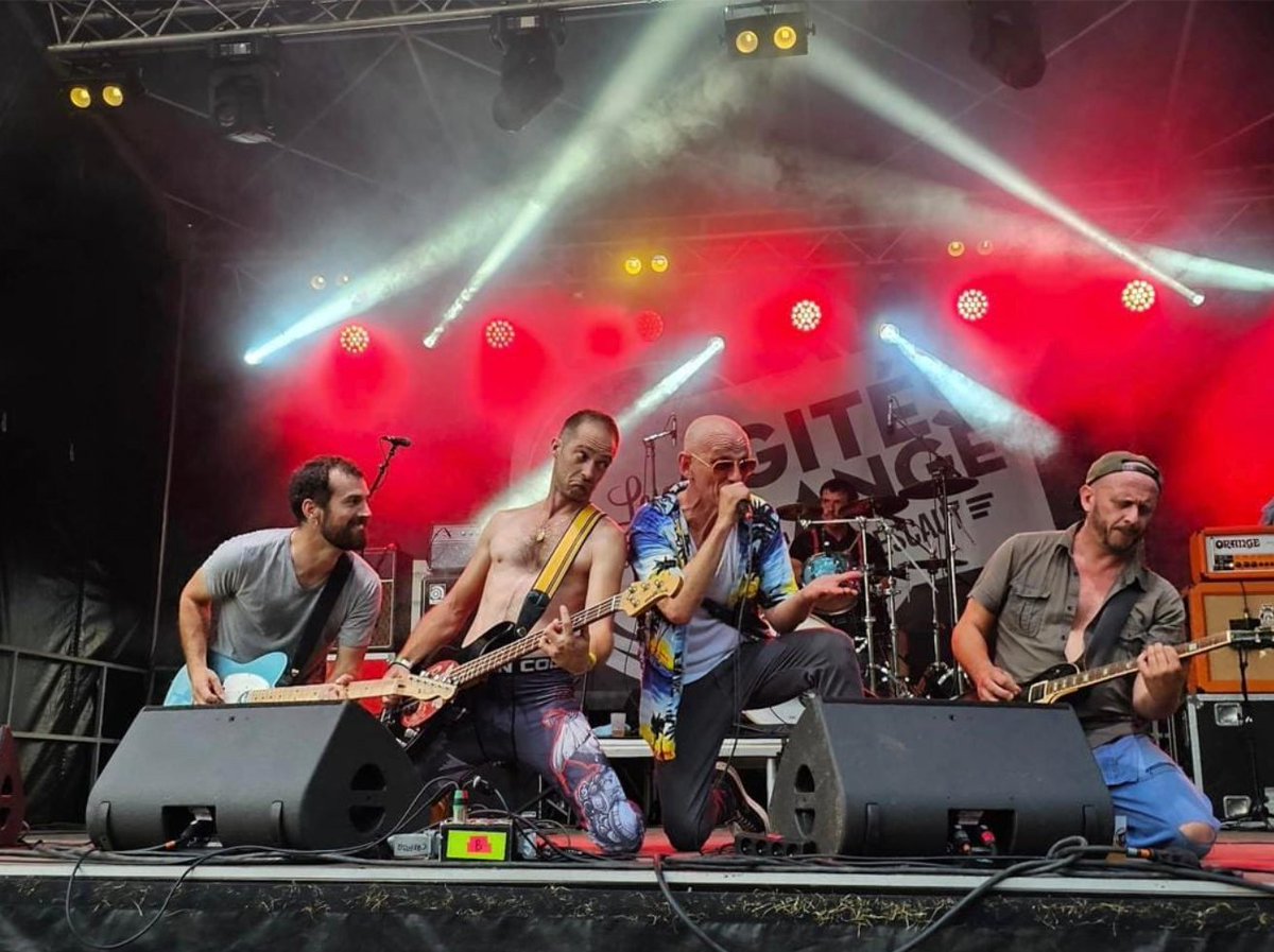 Un week-end de Oai complet 🔥
Merci au Loupoulo et aux Agités du Mélange !
On se retrouve samedi soir au Vialas Sonores pour encore plus de pogos (et c'est aouf ! ) 😱

📸 Xavier Chevret

#oaistar #zuluoscarbravoindia #tournée #loupoulo #lesagitésdumélange #vialassonores