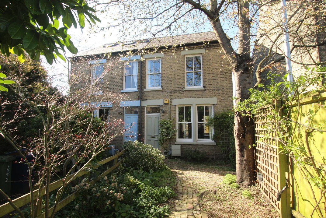 VincentShawRes's tweet image. 🔴New #ForSale: unique opportunity for this delightful #3bed #semi #Victorian home on #CampbellStreet - quiet, secluded and almost hidden from view - yet close to #MillRoad amenities as well as convenient for #Station. £675,000 🏡