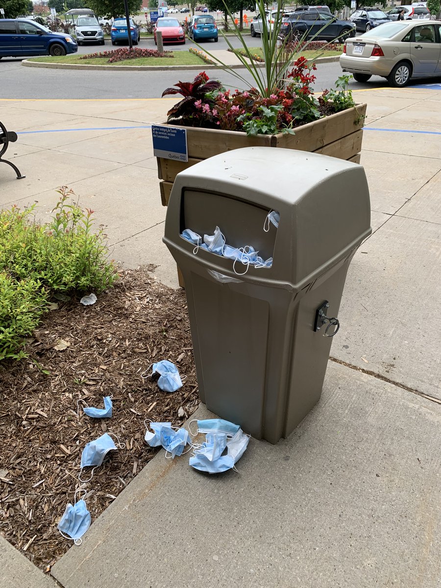 Farang2010's tweet image. Le «gros de la crise» sanitaire étant passé, on oublie vite les bonnes pratiques. À preuve, l&apos;extérieur d&apos;un #CLSC vendredi dernier. Les #CHSLD n&apos;étant plus un sujet d&apos;actualité, on néglige, une fois de plus, nos vieux. Quel est le plan @cdube_sante?