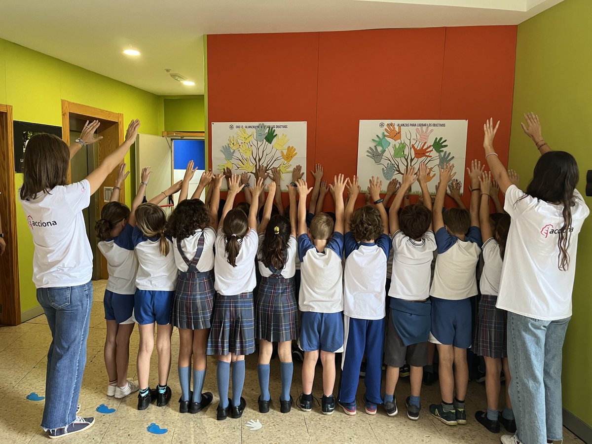 Last week we celebrated #VolunteerDay in most of the communities where we promote our projects. 600 #ACCIONAVolunteers taught over 14,000 children in 18 countries about the importance of caring for the planet to achieve a more sustainable and just future 🌏